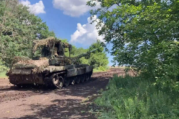 Экипажи танков Т-90А группировки войск «Запад» уничтожили пункт управления БпЛА ВСУ в зоне СВО