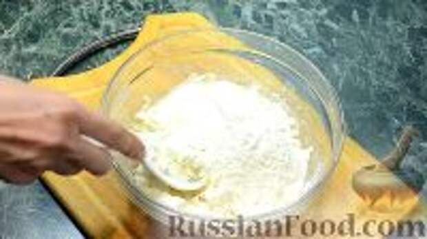 Фото приготовления рецепта: Пирог с грибами и сыром - шаг №3