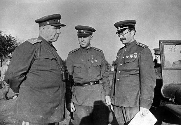 Генералы Апанасенко (крайний слева), Родимцев и Ротмистров на Курской дуге. Июль 1943 г. ( https://clck.ru/sKEjy)