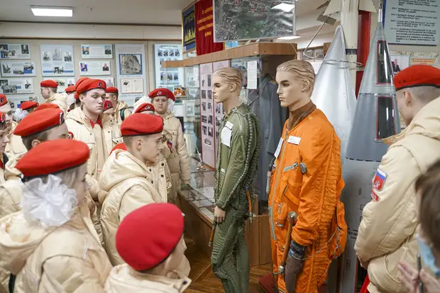 В школах Екатеринбурга по понедельникам начали петь гимн и поднимать флаг России