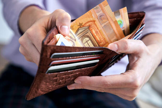 Юрист Соловьев: найденные деньги нужно сразу вернуть их владельцу