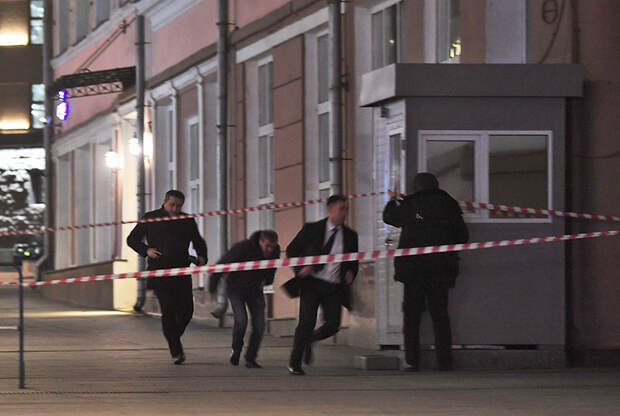Около 18:10 в четверг, 19 декабря, стало известно, что в центре Москвы, в приемной ФСБ на Кузнецком Мосту произошла стрельба. По предварительным данным, трое неизвестных открыли огонь в приемной. При этом двое нападавших были ликвидированы ответным огнем.