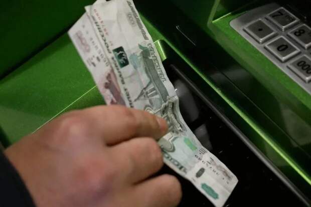 Стоит ли снимать деньги со вкладов в феврале: ответ экономиста