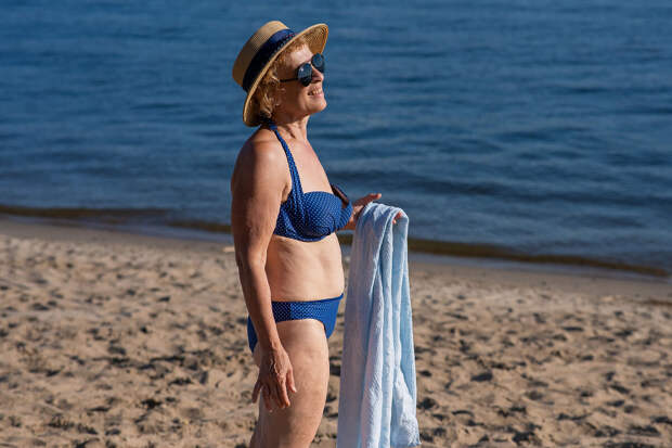 Стилист Скороходова: купальники с вырезами не стоит носить женщинам старше 50