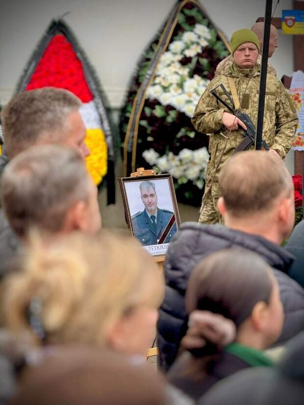 В Одессе и области продолжают хоронить военную верхушку, выкошенную «искандерами» 15 марта. Напомню, что тогда местная ставка проходила в детском лагере «Виктория», по которому и пришлись удары.-6