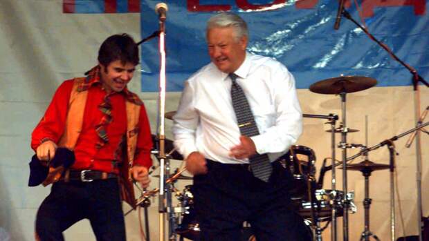 Бывший президент России Борис Ельцин и Евгений Осин танцуют рок-н-ролл