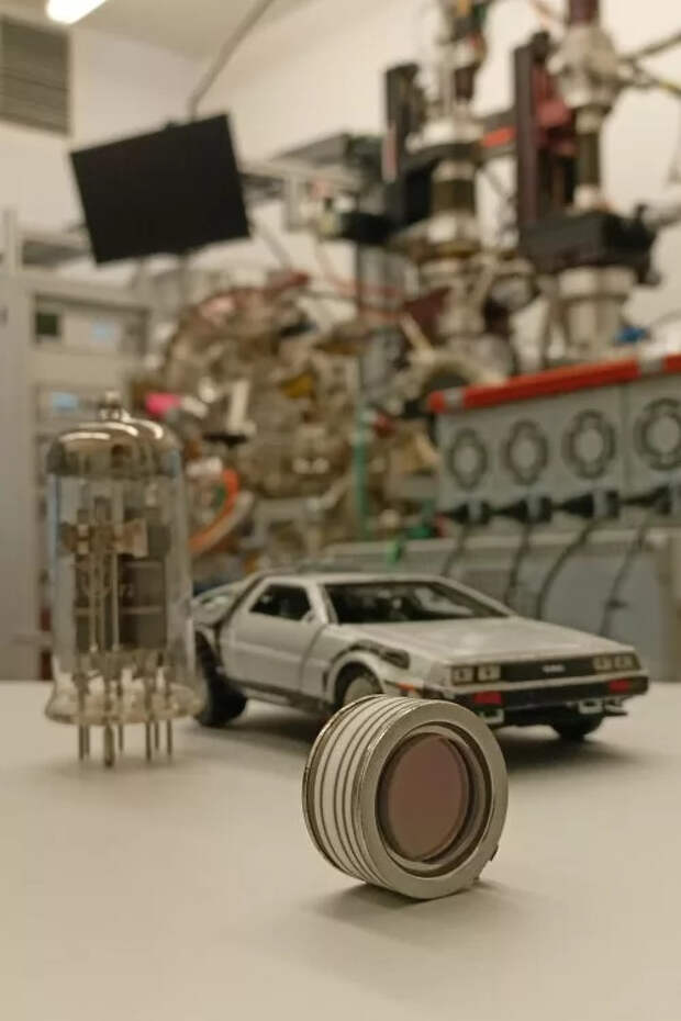 первый в мире спиновый триод на основе наномембранного спин-детектора электронов создан в Сибири