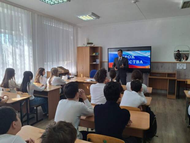 В школах Адыгеи прошли уроки мужества с участием ветеранов СВО