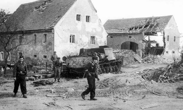 Немецкие танкисты осматривают уничтоженную в пригороде Баутцена Кляйнвелька польскую ИСУ-122. Архивное фото