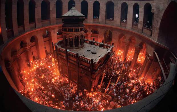 Частицу Благодатного огня доставили из Иерусалима в Москву