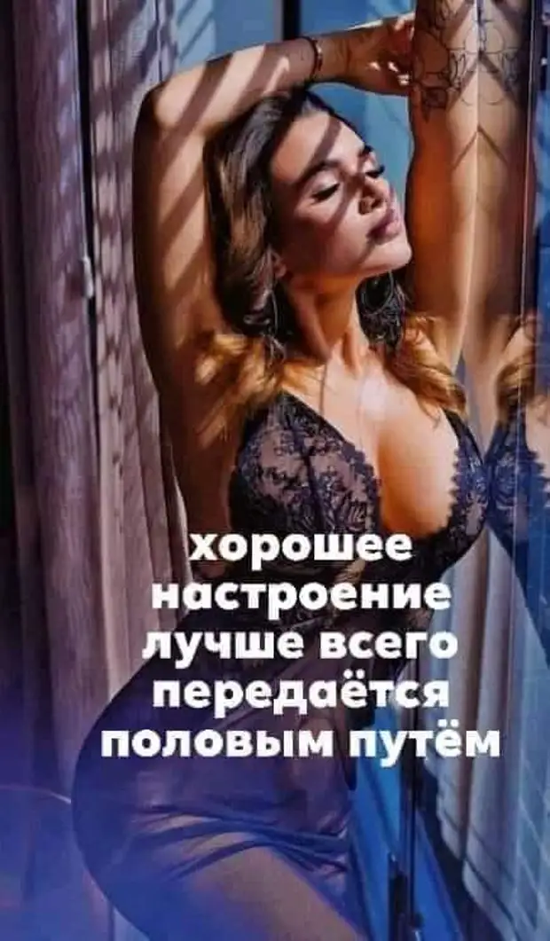 Два пассажира в тамбуре смотрят в окно, проехали мимо стада антилоп...