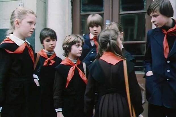Кадр из фильма "Гостья из будущего", 1984 год, советская школьная форма фото