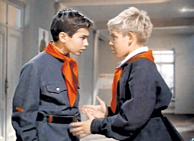 Кадр из фильма "Старик Хоттабыч", 1956 год, советские мальчики школьники в школьной форме
