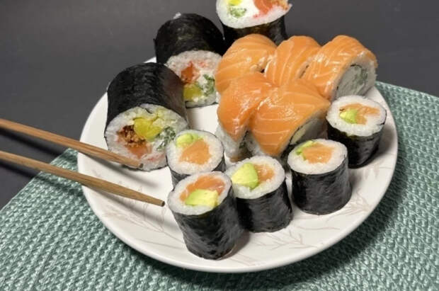 Диетолог Русакова назвала безопасную порцию суши и роллов