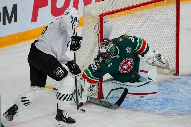 Шайба Ильи Сафонова принесла победу «Ак Барсу» в первом матче серии с «Трактором»