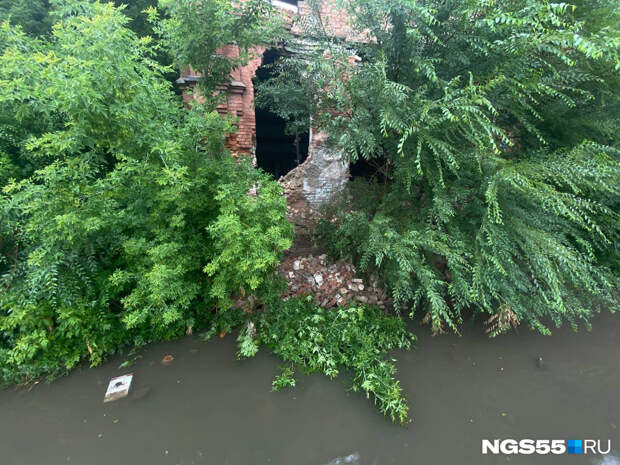 В историческом здании омского пивзавода начала обрушаться стена