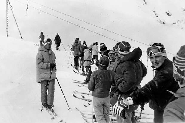 Очередь на бугель. Чегет, первая половина 1980-х. Инструкторов можно было легко узнать по пуховкам ВЦСПС и повязкам на рукаве