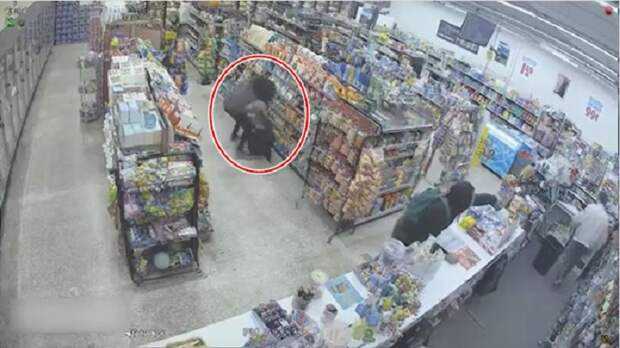 2 подростка хотели ограбить магазин, но хозяин поблагодарил их