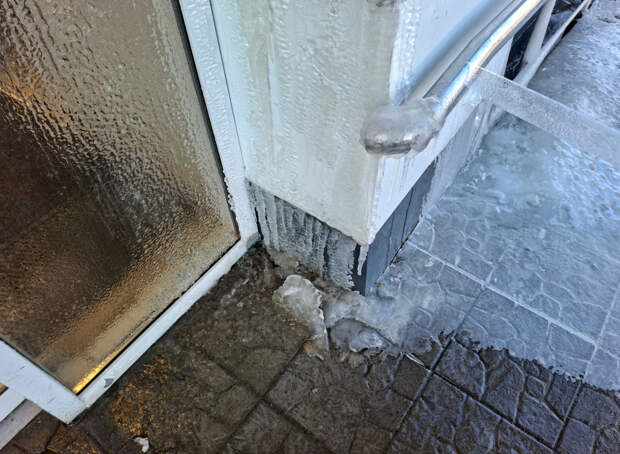 Москвичей предупредили о гололедице и снежной каше