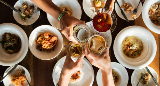 Эта привычка за столом выдает низкий интеллект: что говорят психологи?