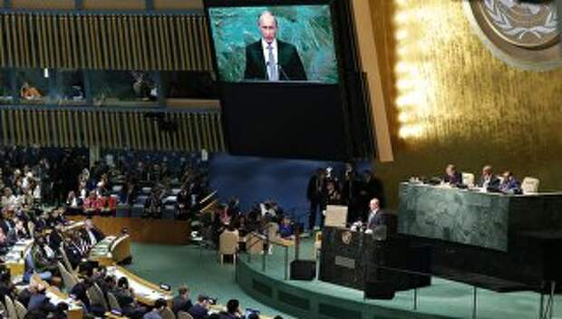 Президент России Владимир Путин выступает на пленарном заседании 70-й сессии Генеральной Ассамблеи ООН в Нью-Йорке. 28 сентября 2015. Архивное фото