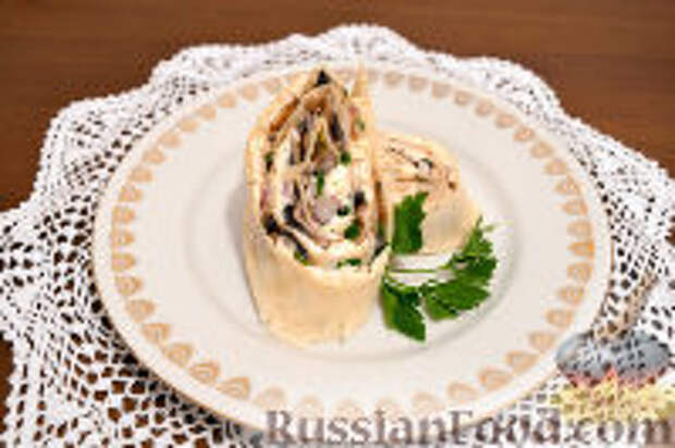 Фото к рецепту: Рулет из лаваша c грибами, плавленым сыром и каперсами