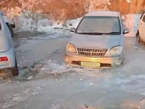Машины вмерзли днищем: владивостокский двор превратился в ледяную ловушку