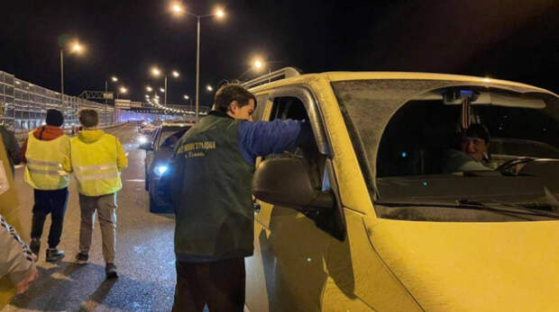 Воду и продукты раздают волонтеры в пробке перед Крымским мостом