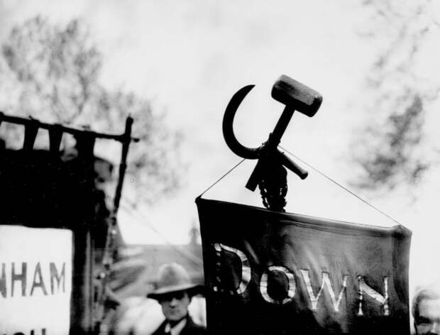 Серп и молот, прикреплённый к знамени на демонстрации трудящихся, 1 мая 1928 год.