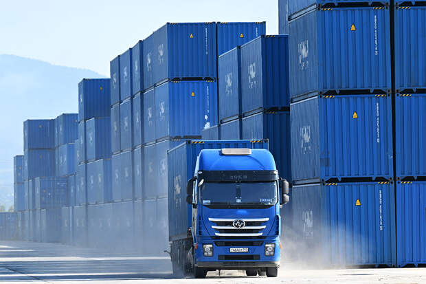 Доставка товаров из Китая сильно замедлилась и подорожала. Почему грузы идут в обход Казахстана и к чему готовиться россиянам?