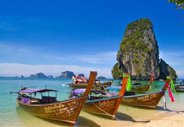Туристам в Таиланде предписано избегать выхода в море из-за смертоносного муссона