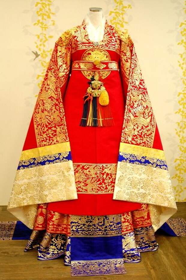 Korean Royal Wear. Original clothing made for queens and empresses were embroidered with gold thread.: 