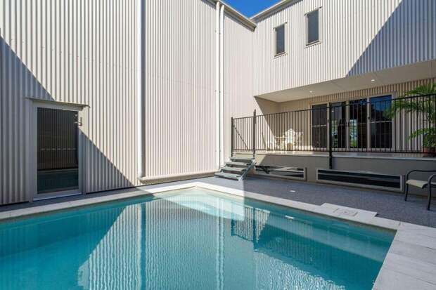 Муж и жена купили водный резервуар и превратили его в роскошный дом