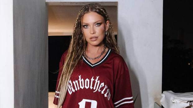 Рита Дакота показала откровенные кадры с полуобнажённой грудью: фото