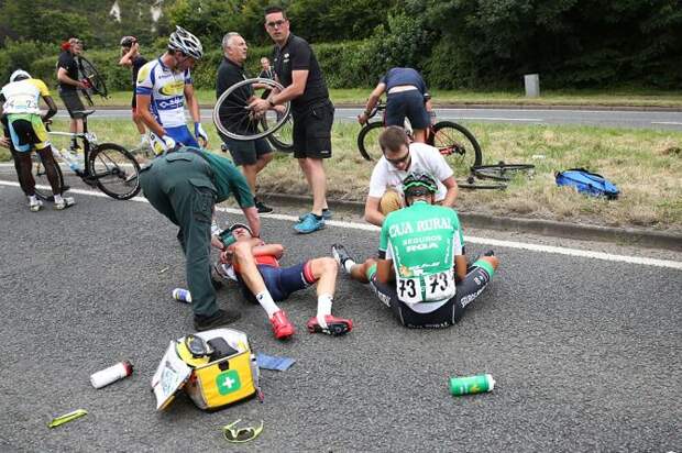 Столкновение в поле на Классике RideLondon 2016 (фото: Getty Images Sport)