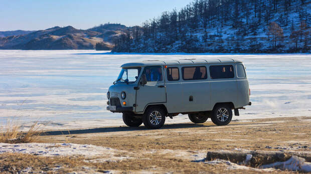 "Буханка" с туристами провалилась под лед на Байкале, есть погибшие