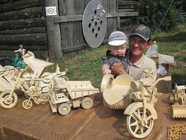 Дед из фанеры сделал игрушки внукам. Браво !