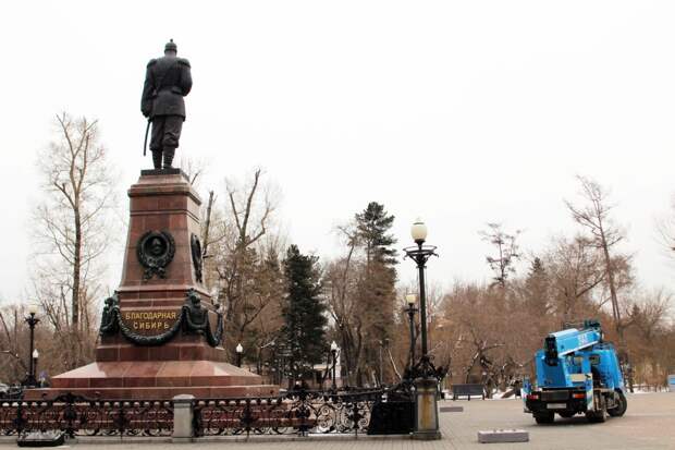 Памятники моют в Иркутске после зимы. Фото и видео