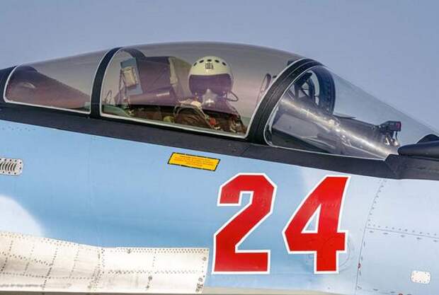 Пилот российского истребителя Су-35 вступил в неравный бой с двумя украинскими Су-27 и сбил оба самолета