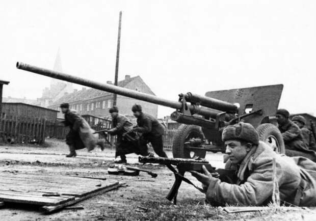 Бойцы штурмовой группы при поддержке расчета 57-мм противотанкового орудия ЗиС-2 ведут уличные бои в Кенигсберге