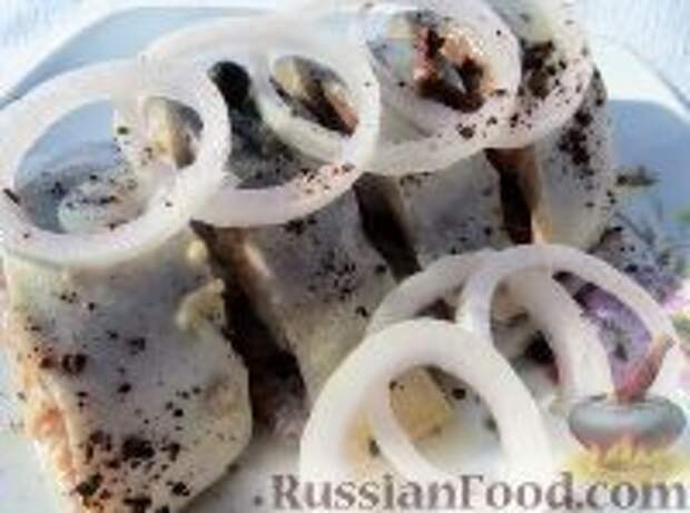 Фото к рецепту: Скумбрия, маринованная в луке