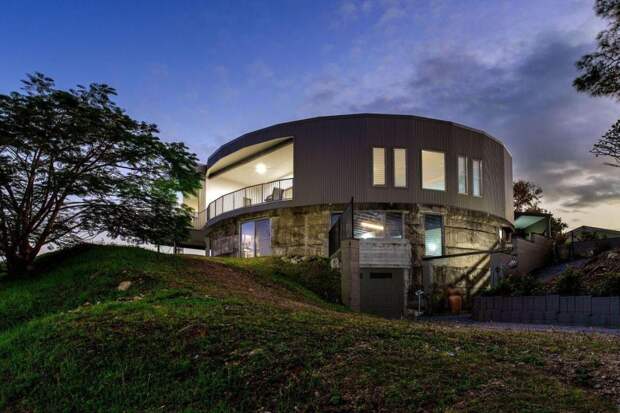 Муж и жена купили водный резервуар и превратили его в роскошный дом