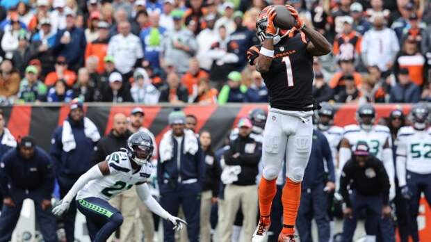 Ja'Marr Chase hauls in a pass against the Seahawks.