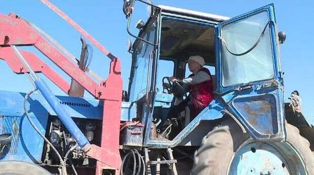 72-летняя апашка-тракторист помогает держать в чистоте родное село в Шетском районе