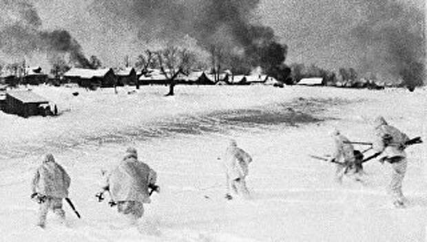 Контрнаступление советских войск в битве под Москвой 5 декабря 1941 года. Кадр из документального фильма Разгром немецко-фашистских войск под Москвой