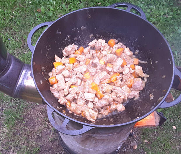 Тушеная картошка с грибами и мясом в казане Тушеная картошка с грибами и мясом в казане