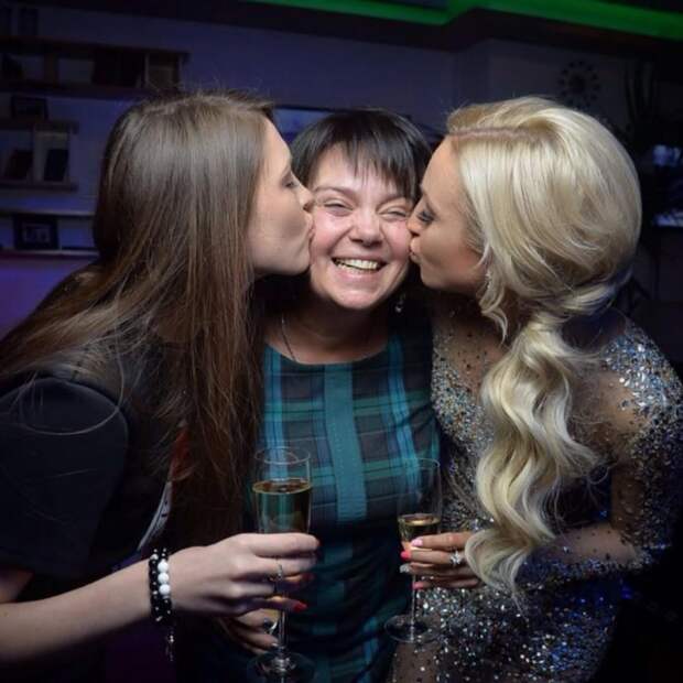 Ольга Бузова трогательно поздравила маму с днём рождения и показала архивные фото