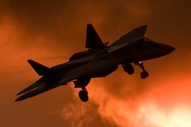 Выстоит ли против "Раптора"? Прозванные в НАТО "Преступниками" русские самолёты Су-57 показали свою мощь на Украине