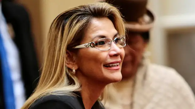 В Боливии выдали ордер на арест бывшего временного президента Аньес