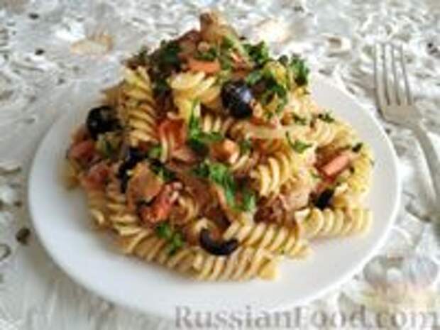 Фото к рецепту: Макароны с тунцом, помидорами и маслинами